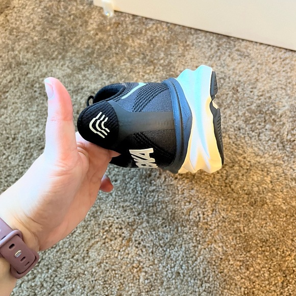 Clifton 9 hokas size 7.5 wide - Picture 4 of 10